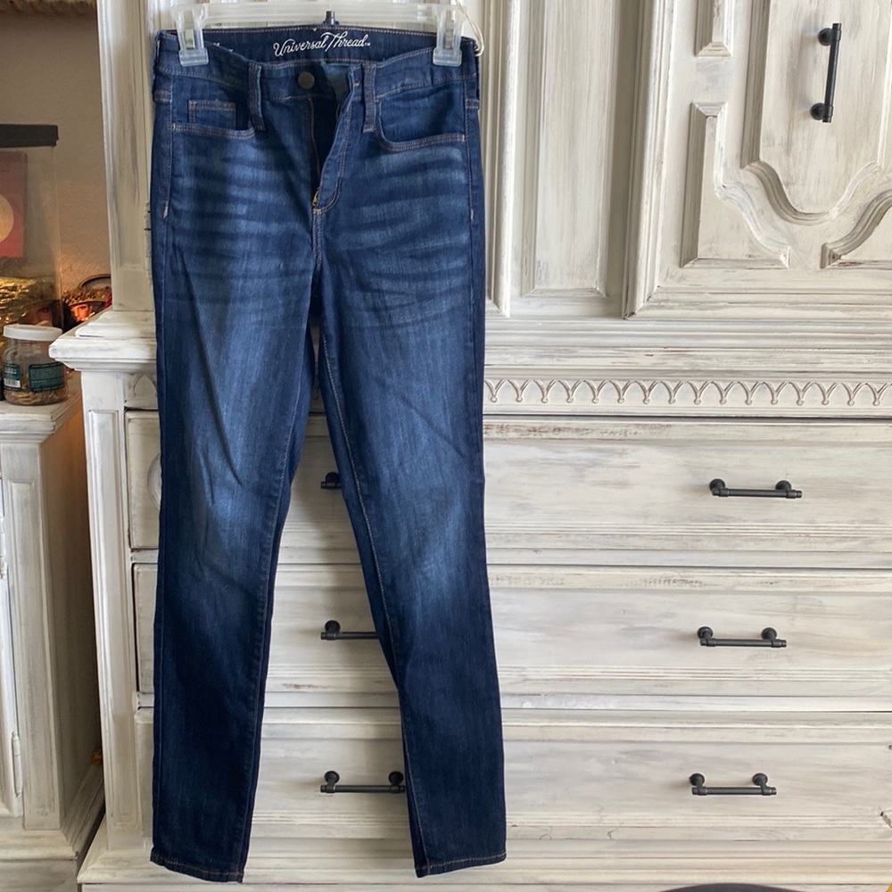 Skinny/straight cut mid waisted jeans